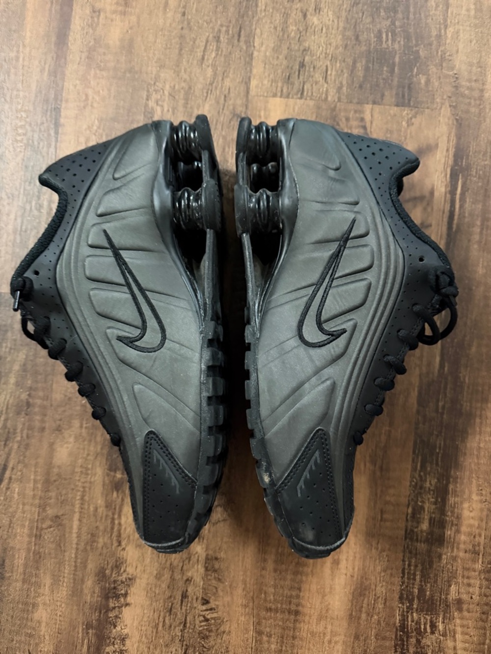 Gently used Women’s Nike size 9 - Picture 4 of 5